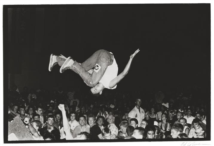 Pourquoi ne jamais monter sur scène pour stage diver si personne ne vous regarde ?